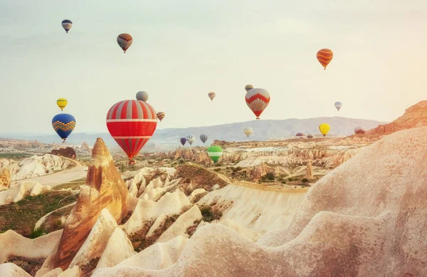 Kolorowe Balony Latające Nad Czerwony Dolina Kapadocji Anatolii Wulkanicznych Gór — Zdjęcie stockowe