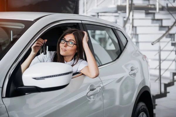 Joven Mujer Feliz Cerca Del Coche Con Las Llaves Mano — Foto de Stock