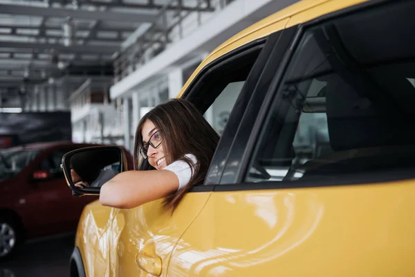 Mujer Joven Nuevo Coche Sonriendo — Foto de Stock