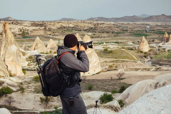 Fotógrafo Arenisca Acantilado Observando Paisaje Natural Capadocia Turquía — Foto de Stock