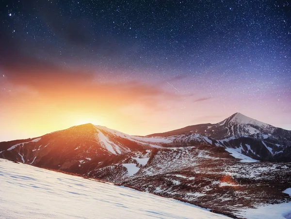 Fantástica Lluvia Meteoritos Invierno Las Montañas Cubiertas Nieve — Foto de Stock