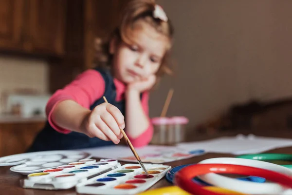 Uroczy Szczęśliwy Dziewczynka Urocza Przedszkolak Malowanie Kolorem Wody Płótnie Dziecko — Zdjęcie stockowe