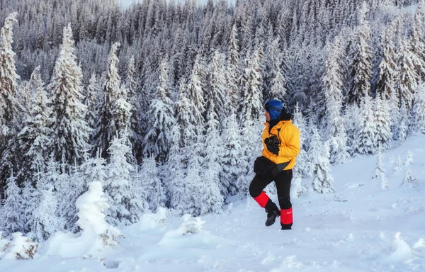 Sihirli Kış Kar Kaplı Ağaç Turist Dağları Nın Güzellik Düşünüyor — Stok fotoğraf