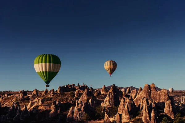 Luftballong Flyger Över Rock Landskap Vid Kappadokien Turkiet Dalen Ravin — Stockfoto