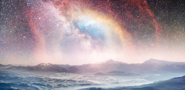 在冬雪的夜空中繁星闪烁 梦幻般的银河在除夕夜 银河是一个梦幻般的新年前夜 美国宇航局的礼遇 — 图库照片