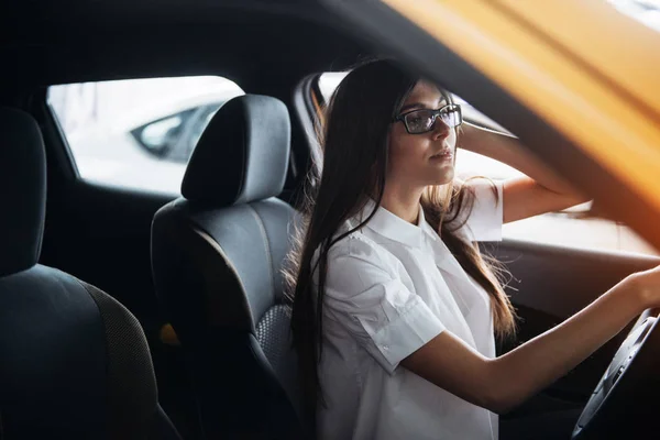 Atractiva Joven Mujer Caucásica Mirando Cámara Desde Asiento Delantero Del — Foto de Stock