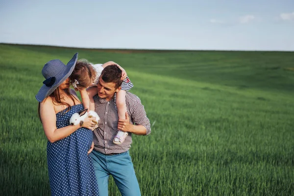 Lycklig Familj Tre Personer Kramas Gatorna Mor Väntar Barnet Leende — Stockfoto