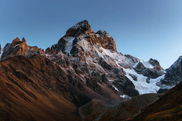 Fantastische Landschaft Und Schneebedeckte Gipfel Der Ersten Morgensonne Herbstlandschaft Kaukasischer — Stockfoto