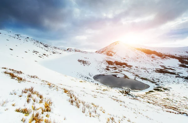 Horské Jezero Odraz Oblohy Vodě Jarní Krajina Karpaty Ukrajina Evropa — Stock fotografie