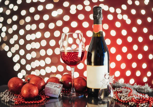 Karácsony Újév Ünnepi Dekoráció Üveg Vörös Bort Háttérben Fény Üveg — Stock Fotó