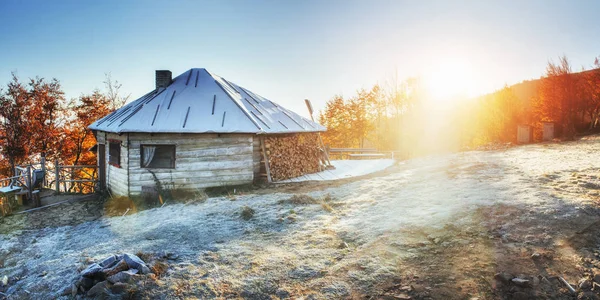 Cabana Nas Montanhas Inverno Nevoeiro Misterioso Fantástica Luz Solar Pela — Fotografia de Stock