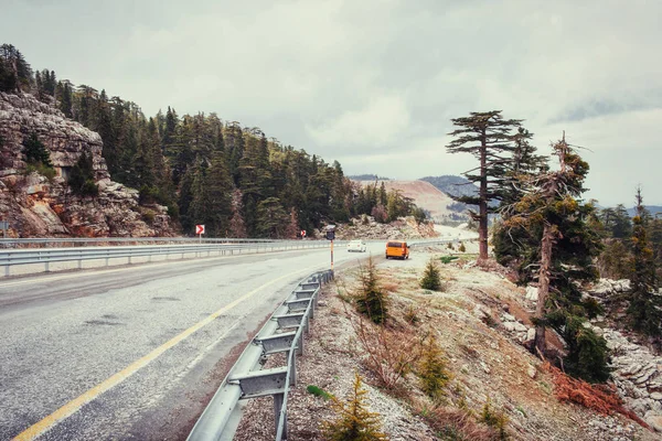 Piękny Scenic Highway Górach Samochód Jeździ Nawierzchni Asfaltowych — Zdjęcie stockowe