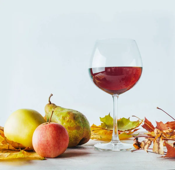 秋の静物 黄金の葉とリンゴと梨 コニャックのガラス — ストック写真