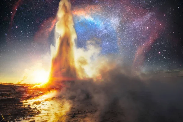Strokkur 间歇泉喷发 梦幻般的色彩 神奇的星空 美国宇航局的礼遇 — 图库照片