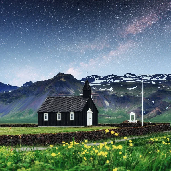 マウンテン ビュー アイスランド 幻想的な星空と天の川 レイキャヴィークの美しい黒の木造教会 — ストック写真