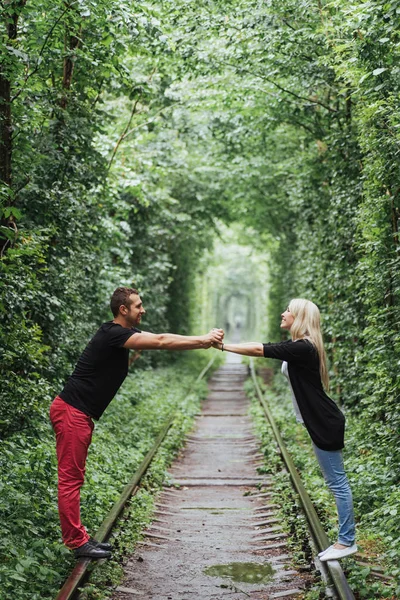 Verliefde Paar Ijzeren Weg Oekraïne Klevan — Stockfoto