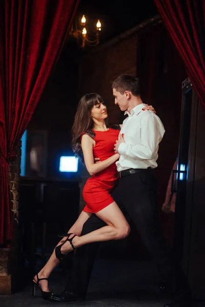 若いカップルは白い背景の上に踊る 情熱的なサルサ ダンサー — ストック写真