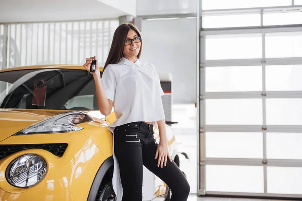 Retrato Uma Jovem Mulher Bonita Olhando Para Câmera Carro Mostrando — Fotografia de Stock