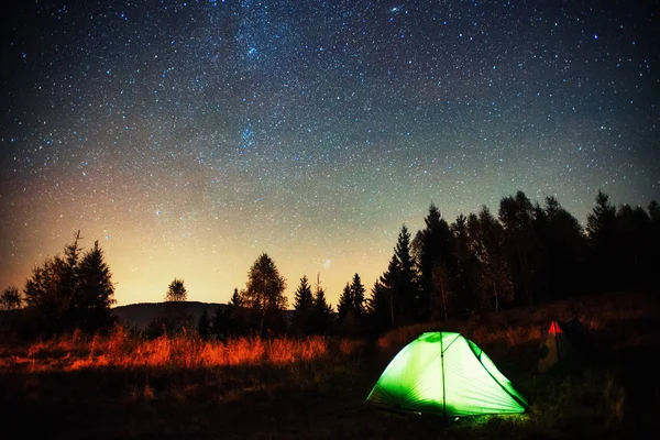 在星空下露营 绿色独奏帐篷黑暗夜空充满星星和星座 — 图库照片