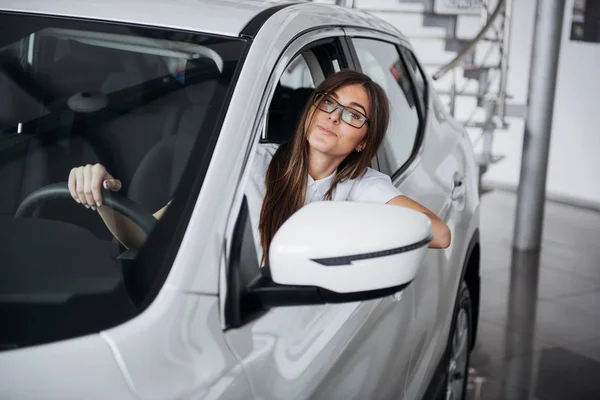 Atractiva Joven Mujer Caucásica Mirando Cámara Desde Asiento Delantero Del — Foto de Stock