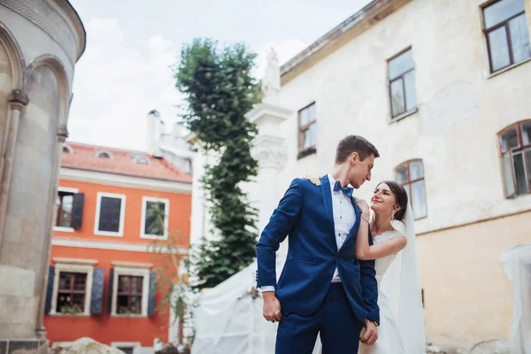 Wedding Portrait Happy Couple Stand Kissing Streets Old City — Stock Photo, Image