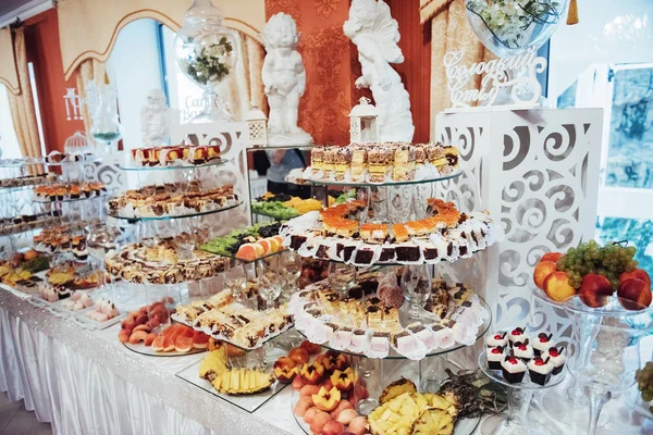 Mesa Buffet Doce Luxo Mesas Decoradas Salão Casamento — Fotografia de Stock