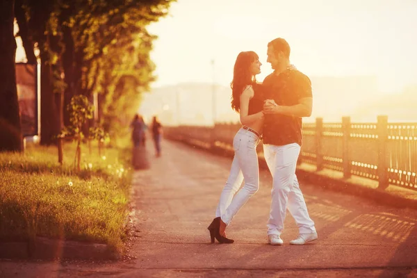 Pareja Joven Bailando Tango Muelle Del Río Por Noche — Foto de Stock