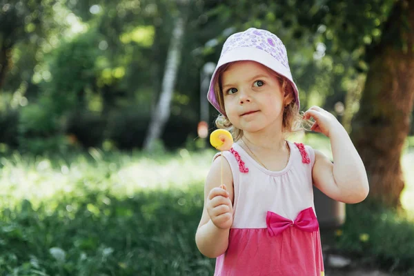 Grappige Kind Met Snoep Lollipop Gelukkig Klein Meisje Eten Grote — Stockfoto