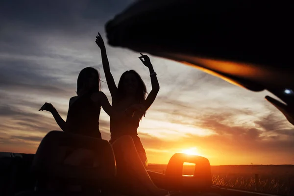 Dos Mujeres Jóvenes Una Sesión Fotos Chicas Posando Alegremente Junto — Foto de Stock