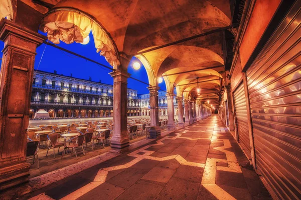 세인트 광장과 종탑에 베니스에 이탈리아 도시의 아름다움을 관광객 — 스톡 사진