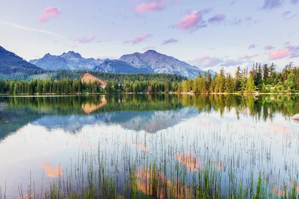 Görkemli dağ gölü Milli Parkı yüksek Tatra içinde. Strbske pleso, Slovakya, Europe.