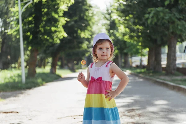 Funny Dítě Candy Lollipop Malé Radostné Holčičky Jíst Velké Cukru — Stock fotografie
