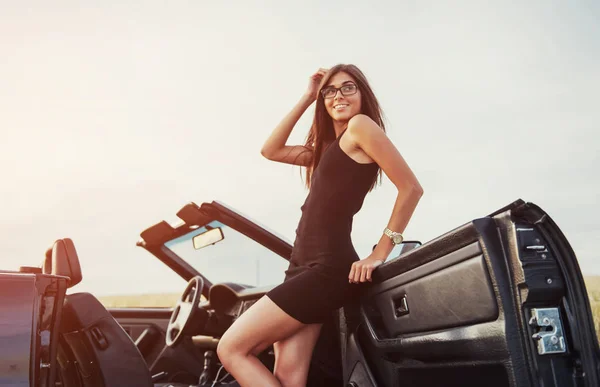 Girls Gladly Posing Next Black Car Sky Fantastic Sunset — Stock Photo, Image