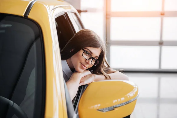 Jovem Mulher Seu Novo Carro Sorrindo — Fotografia de Stock