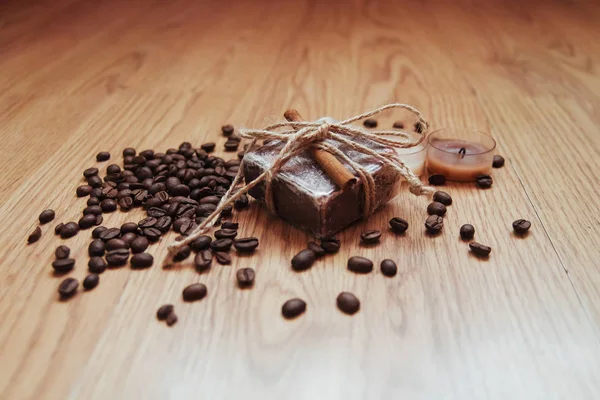 コーヒー豆とスパイス 木製の背景のオーガニックソープ スパのコンセプト — ストック写真