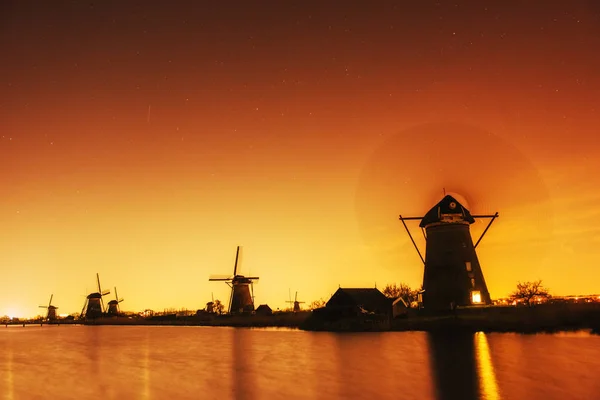 Fantástico Atardecer Naranja Tradicional Canal Molinos Viento Holandés Rotterdam Muelle —  Fotos de Stock