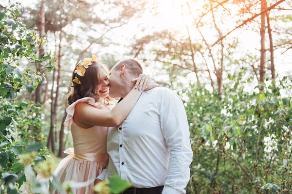 Vackra Lyckliga Paret Promenad Skogen — Stockfoto
