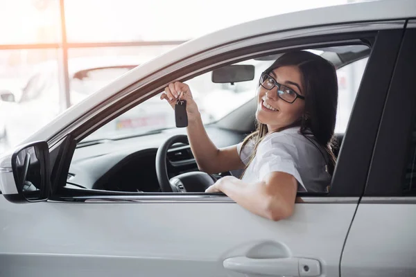 Mladá Šťastná Žena Poblíž Auto Klíče Ruce Koncept Nákupu Vozu — Stock fotografie