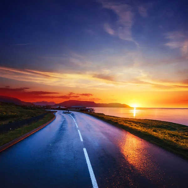 Άσφαλτος Δρόμος Κατά Μήκος Της Θάλασσας Κατά Ηλιοβασίλεμα Ισλανδία — Φωτογραφία Αρχείου