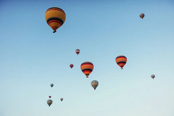 Grupa Kolorowe Balony Przeciw Błękitne Niebo — Zdjęcie stockowe