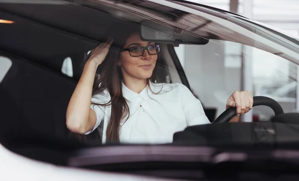 Atraktivní Mladá Běloška Předního Sedadla Automobilu Při Pohledu Fotoaparát — Stock fotografie