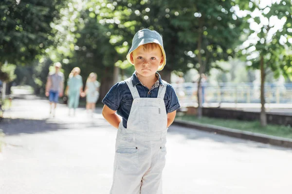 かわいい男の子の屋外の写真のためにポーズします ウクライナ ヨーロッパ — ストック写真