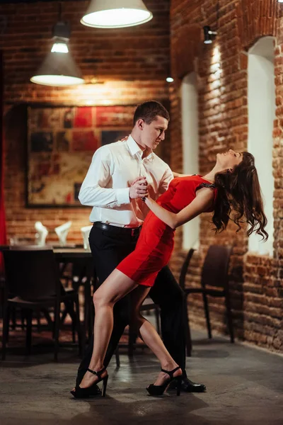 白い背景に若いカップルを踊る 情熱的なサルサ — ストック写真