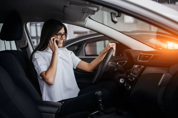 Mujer Negocios Hablando Por Teléfono Coche — Foto de Stock