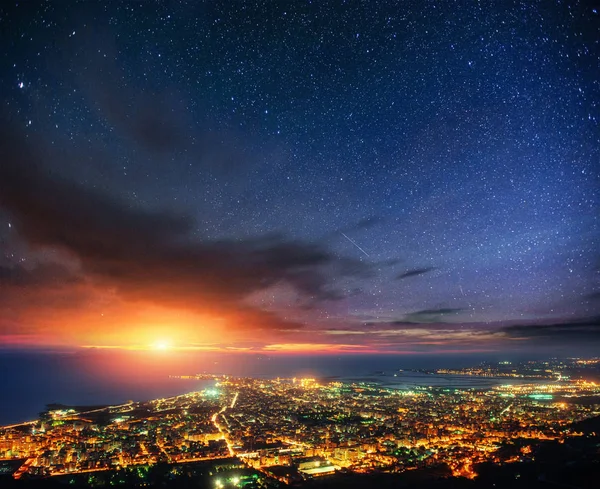 Şehrin Yukarısındaki Yıldızlı Gece Gökyüzünün Harika Manzarası — Stok fotoğraf