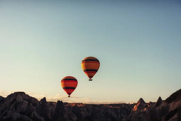 青い空にカラフルな熱気球のグループ — ストック写真