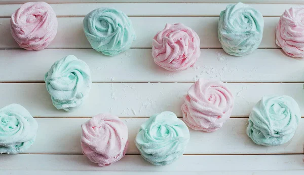 Köstliche Hausgemachte Marshmallow Verschiedenen Farben Auf Einer Weißen Holzoberfläche — Stockfoto