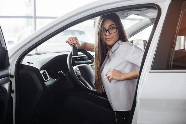 Mladá Šťastná Žena Poblíž Auto Klíče Ruce Koncept Nákupu Vozu — Stock fotografie