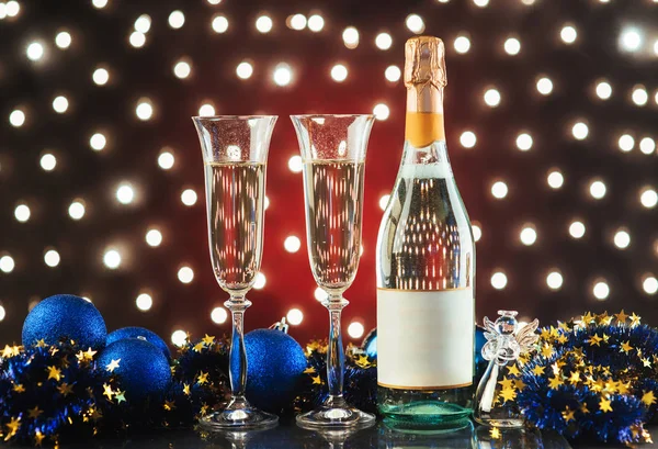Weihnachts Und Neujahrsfeier Mit Champagner Neujahrsfest Dekorierten Tisch Zwei Sektgläser — Stockfoto