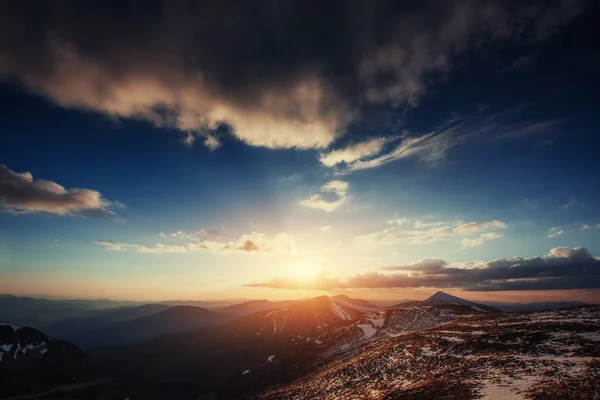 Farbenfroher Frühlingssonnenuntergang Über Den Bergketten Den Karpaten Des Nationalparks Ukraine — Stockfoto